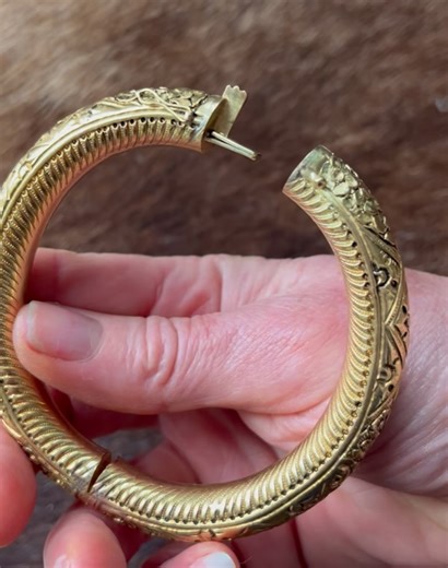 @inner_golddigger on Instagram: "18k Repoussé Victorian bangle, made by Charles Armscheimer and Sons. Repoussé is a technique used in many types of metal where three-dimensional relief designs are formed by raising the metal from the reverse side of the piece. This is accomplished using hand punches and hammers, a complex process that requires much skill and was popular in the Victorian era. The floral design is intricate and crisp. Really beautiful! 10mm wide, 2.4" x 2.1" inner diameter, 26g.Hi
