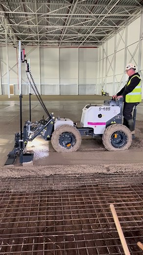 Vandaag demonstreren wij deze 3 meter brede Somero S-485. We hebben deze laser screed uitgevoerd met high-float banden, die zorgen voor extra stabiliteit en een gelijkmatige drukverdeling op de bewapening. Hierdoor blijft de machine stabieler en worden ongewenste bewegingen tot een minimum beperkt tijdens het rijden. De machinekop is voorzien van “plows”, die de bandensporen direct weer dichtschrapen voor een vlak eindresultaat. #somero #laserscreed #concreteequipment #concretemachinery #concret