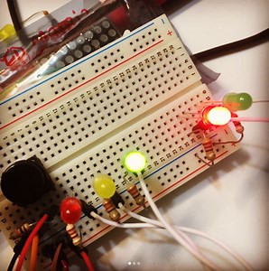 SIMULANDO UM "SEMÁFORO DE TRÂNSITO DE CARROS E PEDESTRES" COM ARDUINO - Eletrônica Para Todos