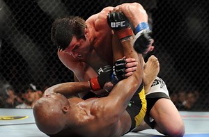 🏆 Anderson Silva vs. Chael Sonnen. 1️⃣ Silva logró un. triángulo con llave de brazo en el último round para defender su cinturón! | UFC