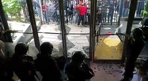 84K views · 709 reactions | #Vídeo La Asamblea Legislativa implementa medidas de seguridad para todo su personal por la emergencia tras los disturbios frente a la recepción, pide mantener la calma y a todos se resguarden en sus oficinas que cierren puertas y ventanas para evitar que personal ajeno ingrese. | SurfCity News - Periódico Digital | Facebook