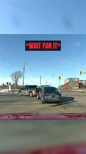 Car Detaches From Tow Dolly and Hits Traffic Light #accident #dashcam