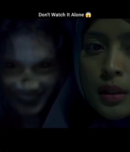 🎬 Munkar (2024) 📖 Story: Story ek Islamic boarding school (pesantren) me set hai jahan ek student ke saath kuch mysterious aur dark incidents hone lagte hain. Ek ladki ke saath bullying aur injustice hota hai, jiske baad wo achanak gaayab ho jaati hai. Uske baad school me strange paranormal activities start ho jaati hain: • ajeeb awaazein • students ka darna • aur ek evil presence ka feel Dheere dheere pata chalta hai ki ye sab ek baddua (curse) aur revenge se juda hua hai. Past me jo galat hu
