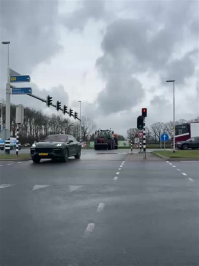Spotting the Fendt 930 Tractor in Action