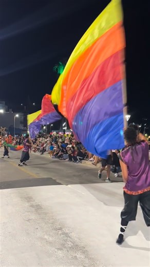 🎭✨ El Carnaval de Piriápolis 2026 fue un verdadero éxito ✨🎭 El pasado 12 de febrero, la Rambla de los Argentinos se llenó de color, alegría y muchísimo ritmo 🥁🔥 Las comparsas al ritmo del tambor y las escolas al ritmo de samba hicieron latir la rambla y emocionaron a vecinos y visitantes que disfrutaron de una noche inolvidable 💃🏾🎶 Una verdadera fiesta popular que reafirma que el carnaval en Piriápolis se vive con pasión 🌈🎉 Desde el Municipio de Piriápolis agradecemos especialmente a la
