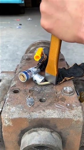 Stuck rusty bolt? Try this quick hack! 🔧🔥