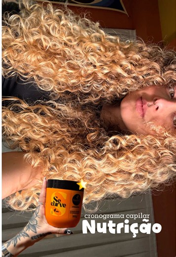Pra ter o cabelo bonito você precisa lembrar de tratar ao invés de só focar na finalização. ✨ Seu cachos precisam de nutrição 🧡 #haskell #nutricaocapilar #cabeloressecado #cachos #securve