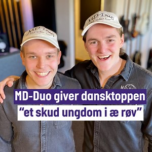 "Dansktop med et skud ungdom i æ røv" - det er Martin og Dennis' opskrift på dansktop-musikken️🥁️🎤️🎶️🎸️ De to musikanter i MD-Duo er kun midt i 20'erne, men de er gået i kamp mod fordommen om, at dansktop-musik kun er for den ældre generation👴👵 Noget kunne tyde på, at de har ramt et eller andet, for de kan allerede nu leve af at spille musik🎼 Du kan se hele programmet med de muntre thyboere lige her👇 https://www.tvmidtvest.dk/moed-midt-og-vestjyderne/et-umage-danseorkester | TV MIDTVEST