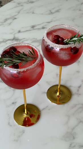 Audrey Lillian on Instagram: "Cranberry Mule Mocktail (recipe below) ⭐️ This is a super easy drink to make for the holidays when you’re feeling like you want something fun without any booze. Give this a try, I know you’ll love it! Ingredients: -1 1/2oz 100% cranberry juice (no sweetener) -3 oz white cranberry juice (sweetened) -1/2 lime juiced -ice -3oz ginger beer -2oz @drinkpoppi Cranberry Fizz OR other sparkling water Garnish: -sugar -lime -rosemary sprigs -fresh cranberries Instructions: 1.