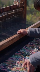 Immerse yourself in the process of experiencing Tujia brocade, a Chinese intangible cultural heritage. #intangibleculturalheritage #handicraft #brocade | 周记
