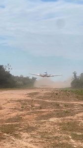 Baron levantando poeira Beechcraft 58 Baron em operação na Amazônia: um clássico da aviação mundial que teve várias versões lançadas nos últimos 60 anos, mas a Beechcraft incluiu versões com mais potência, turbo (58TC) e pressurizado (58P). De qualquer maneira, o Baron é uma aeronave que deu certo na Amazônia, graças a sua relação autonomia e capacidade. #Repost @aviacaoamazonia 🎥 @agroeaviacao #aviacaoamazonia #plane #beechcraft #amazonia #pilot #brasil | Avioesonline