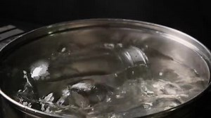 透明の空き瓶を煮沸消毒するの動画｜無料の動画素材サイト「動画AC」