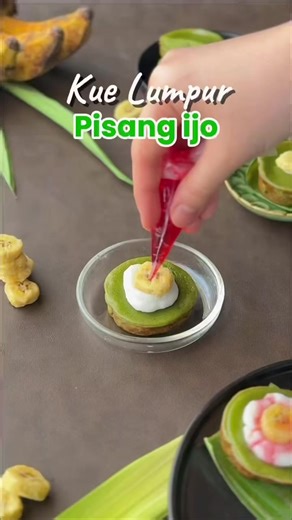 Hallo Moms Semangat Pagi 💪💪💪 Coba coba buat rasa baru untuk Kue Lumpur Ini Cocok juga lho buat Ide jualanmu😊 Yang penasaran rasanya & mau ikutan buat Yuk sini, aku kasih resepnya 😍 Rasanya enakkkk banget 😋 Ayooo buruan ikutan buat 😊 KUE LUMPUR PISANG IJO Bahan A 400 gr santan kental 2 lbr daun pandan 4 gr garam *masak hingga mendidih, sisihkan Bahan B 400 gr pisang raja, yang benar” matang 2 btr telur 75 gr sari pandan 100 gr gula pasir 175 gr tepung pro sedang 25 gr susu bubuk Bahan C 50