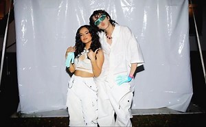 En podcast, Becky G habla sobre J-Hope de BTS y se refiere como "mi chico"