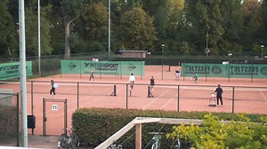 Heeft jouw vereniging iets bijzonders gedaan in 2018? Of heb je een vrijwilliger op de club die door zijn of haar enorme inzet extra waardering verdient? Heb jij het afgelopen jaar een toernooi gespeeld waar je met veel enthousiasme op terugkijkt? Meld dan jouw club, vrijwilliger of toernooi aan voor de KNLTB Jaarprijzen via www.centrecourt.nl/jaarprijzen. | KNLTB Tennis