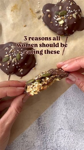 Recipe below! 👇 Seeds are magical! Add them to these delicious smashed dates for a delicious crunch but also amazing health benefits too. Ever heard of seed cycling? It’s where women use seeds to manage their hormones at different parts of their cycle. It’s so clever! And these are so delicious. Here’s how 👩‍🍳 🔹10 medjool dates 🔹 1/3 cup tahini 🔹 1/3 cup mixed seeds 🔹 1/2 cup chocolate chips ▪️ pit the dates and place them on a lined baking tray, flattening then down with a glass ▪️ spoon