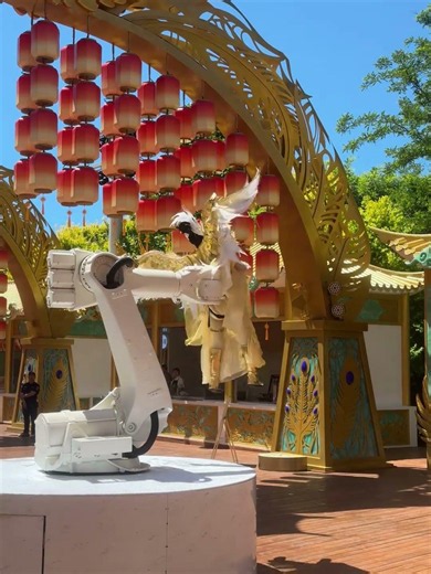 An Industrial Robot Arm… as Living Art 🤖🎭