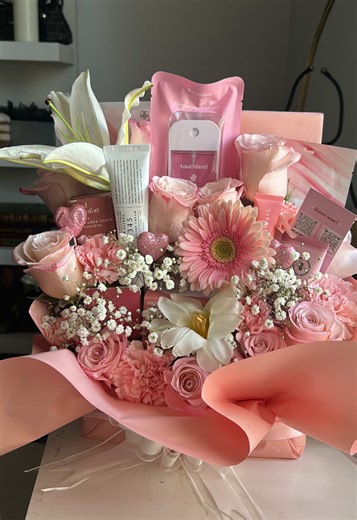 And makeup 🫣🌸 #bouquet #makeuptutorial #fypシ゚ #flowers #pinklove | makeup tutorials