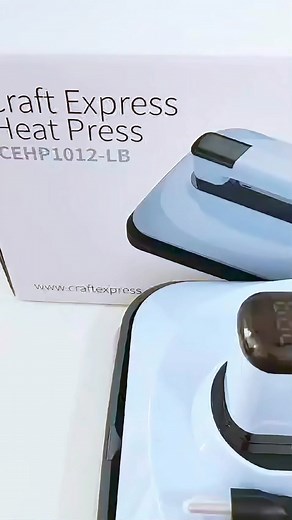 ⭐️Mira lo fácil que es comenzar a usar la plancha de calor Portátil de Craft Express 🔆 ♨️ Ideal para sublimar o aplicar vinil textil. Denise Escobarnos da sus primeras impresiones y explica cómo funciona mientras hace un sublimado de playera. ¡Hace proyectos padrísimos! 🔴 IMPORTANTE 🔴 El hit de esta plancha es que tiene motores que hacen presión sobre la superficie sin necesidad de que tengas que presionar con mucha fuerza tú mismo. 🤩¡Además tiene 2 años de garantía! #sublimacion #heatpress 
