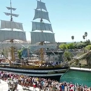 ONORI alla piu' anziana unità navale della #MarinaMilitare 🇮🇹 | Marinai d'Italia