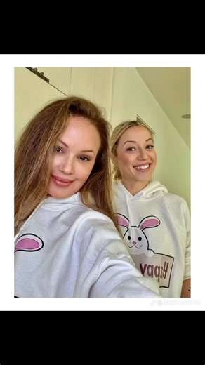 🚨 THIS CAN’T BE LEAH REMINI — PEOPLE ARE CONVINCED SHE’S BEEN “REPLACED” AND THE INTERNET IS LOSING ITNew images just surfaced and people are already confused.Not a double take.Not “she looks different.”Straight up:“Who is that?”This is supposed to be the same Leah Remini from King of Queens.The same woman who publicly went after Scientology.But people are saying her entire face looks different now.Not just aging.Not just styling.Something about it feels… off.Some say it’s just time and natural