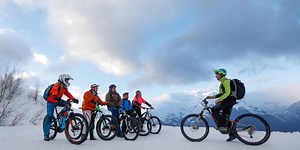 Electric-assisted mountain biking on snow – E-bike | Ski resort Alps : Les 2 Alpes tourist office, ski vacations and mountain ski resort stay