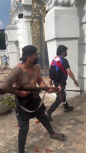 Kumbusho Dawson on Instagram: "Waandamanaji wanaopinga Serikali walivamia Ikulu ya "Singha Durbar" jijini Kathmandu wakati wa maandamano mapema siku ya jana. Baadhi ya waandamanaji walijihami kwa bunduki aina ya British L1A1 SLR na Indian Ishapore 1A1 (huenda bunduki hizi zimechukuliwa kutoka kwa Vikosi vya usalama vya Nepal)."