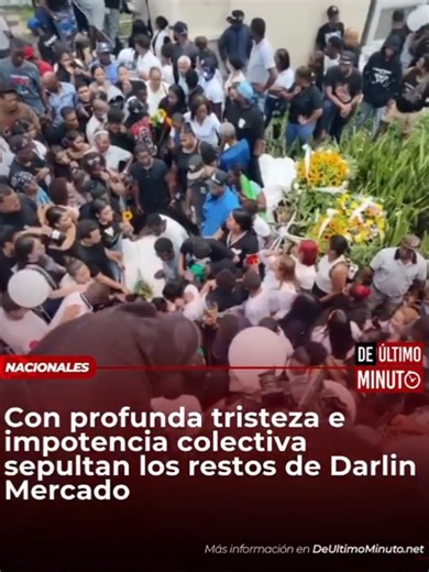 Pasadas las 12:00 del mediodía de este domingo 5 de julio, fueron sepultados en el cementerio Cristo Redentor los restos de Darlin Enmanuel Mercado Reyes, el joven de 19 años que murió tras recibir un disparo durante una actuación policial en el sector La Cañada de Guajimía, en Herrera. Entre llantos y escenas de profunda tristeza, familiares, amigos y vecinos le dieron el último adiós. Durante el sepelio, comunitarios condenaron la actuación policial que terminó con la vida del joven y reiterar