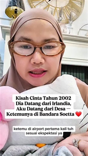 Fe Rachmat on Instagram: "Gently reminder, ya manteman… ini semua kejadian tahun 2002! 😆💚 Waktu itu di Indonesia motor pun jarang apalagi mobil pribadi. Aku berangkat dari Sadeng, sekeluarga semua demi satu misi besar: jemput bule dari Irlandia di bandara eh begitu masuk jalan tol, kami malah berhenti di pinggir jalan cuma buat foto-foto! 🤣 Rumputnya aesthetic hijau banget 🫣🫣🫣 Buat orang lain, mungkin ke bandara hal biasa. Tapi buat kami waktu itu… pergi ke bandara tuh udah kayak berangkat