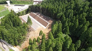 【浜坂道路Ⅱ期 諸寄地区】橋脚工事・山切工事が完了しました！ 諸寄地区での浜坂道路Ⅱ期工事では、７月末で諸寄高架橋（仮称）橋脚工事と山切工事が完了しました。今回、現場の様子を諸寄地区上空からドローンで撮影した動画をお届けします。何となく道路の完成形が見えてきませんか？ 諸寄地区では今後、新温泉浜坂IC側へ繋がる浜坂第２トンネル（仮称）と、居組IC側へ繋がる新諸寄第１トンネル・第２トンネル（仮称）の２つのトンネル工事などに着手していく予定です。 引き続き、安全確保を第一に、工事を進めていきます。ご協力よろしくお願いいたします。 | 山陰近畿自動車道「浜坂道路」