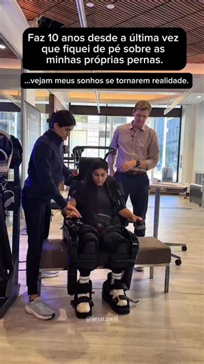 Deltan Dallagnol on Instagram: "🚶‍♀️✨ Pela primeira vez, ela andou. Nesse momento nos lembra de algo poderoso: Deus também age por meio da inteligência que Ele concedeu aos homens. A tecnologia não substitui Deus, ela revela a graça de um Criador que capacita pessoas a criarem. 📖 “Toda boa dádiva e todo dom perfeito vêm do alto, descendo do Pai das luzes.” (Tiago 1:17) Que nunca nos falte gratidão: a Deus, que é a fonte de toda sabedoria; e às pessoas que usam o conhecimento para aliviar a dor