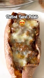 If you’re looking for a simple yet satisfying meal, these ground meat–stuffed sweet potatoes are a perfect choice. Naturally sweet, hearty, and packed with flavor, they make an easy lunch or dinner that feels comforting, nourishing, and family-friendly. Ingredients for 3 servings: 620 g sweet potatoes (about 3 medium) 300 g ground beef 2 tbsp. olive oil 60 g onion, chopped 20 g fresh parsley, chopped 1 large garlic clove, minced ¼ cup (60 g) tomato paste ¼ tsp. salt ½ tsp. coriander powder ½ tsp