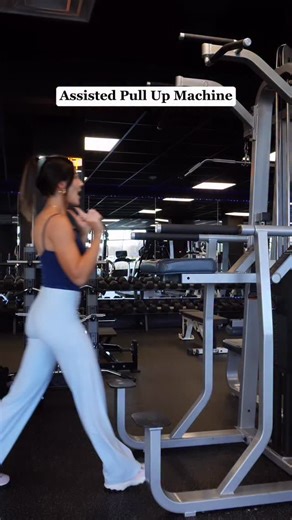 Trying to get your first pull up in 2026? This is where it starts 👉🏼 Assisted pull up machine = your new bestie for a lillll bit🤏🏼🥹🩵 I think I covered all the basics but if you have any questions pop them in the comments below!!! Outfit is ✨new✨ @nvgtn straight leg pant and mid tank launching this Saturday😇 code Kylie | Body By KB