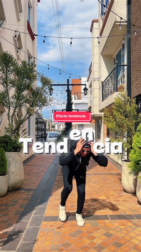 👉🏻 Comenta “TUTORIAL” si quieres que expliquemos paso a paso cómo hacerlo en CapCut. Este efecto parece simple. Pero hace algo brutal: convierte un texto estático en un obstáculo visual. Cuando la persona se agacha para pasar y luego se golpea con el texto, el cerebro registra sorpresa. Eso aumenta retención, repetición y tiempo de visualización en reels. No es solo un efecto en tendencia. Es una forma inteligente de integrar texto dinámico, narrativa visual y edición en CapCut dentro del cont