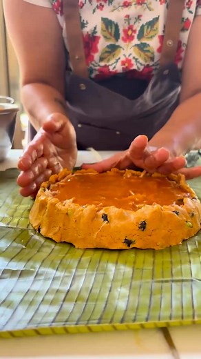 🍽️ 𝗘𝗟 𝗦𝗔𝗕𝗢𝗥 𝗗𝗘𝗟 𝗠𝗨𝗖𝗕𝗜𝗣𝗢𝗟𝗟𝗢 𝗧𝗥𝗔𝗗𝗜𝗖𝗜𝗢𝗡𝗔𝗟 𝗘𝗡 𝗧𝗜𝗫𝗞𝗢𝗞𝗢𝗕 🌽🔥 Vive una experiencia gastronómica única con las cocineras tradicionales de #Tixkokob, quienes mostrarán las técnicas ancestrales para la preparación del auténtico #mucbipollo, el platillo más representativo del #HanalPixán. 👩‍🍳 Tradición, sabor y cultura en cada ingrediente. ✨ ¡No te pierdas esta demostración que honra nuestras raíces mayas yucatecas! Contacto: https://www.instagram.com/desdetixko