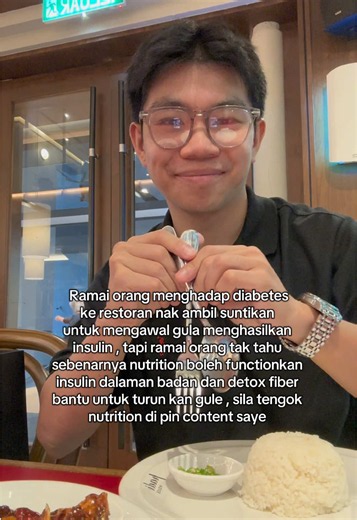 Apabila seseorang makan, terutama makanan yang tinggi karbohidrat dan gula, paras gula dalam darah akan meningkat. Jadi ada pesakit diabetes yang perlu mengambil suntikan insulin sebelum makan untuk membantu membawa gula masuk ke dalam sel dan mengelakkan bacaan gula menjadi terlalu tinggi. Tetapi satu perkara yang penting, adakah kita hanya mahu bergantung kepada suntikan sepanjang hayat? Selain mengawal gula dengan ubat dan insulin, pemakanan yang betul, pengurusan berat badan, senaman, dan pe