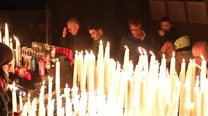 Déposez un cierge à #Lourdes et illuminez la Nuit de Noël 💫🙏 Par cette lumière, vous êtes invités à porter dans vos prières vos familles, vos proches, qu'ils soient présents ou absents, ceux qui souffrent, ceux qui ont besoin de réconfort. 🙌🕯️ Déposer un cierge ➡️ bitly.ws/36Moz 📽️ ©Vidéo SNDL / Pierre Vincent | Sanctuaire Notre-Dame de Lourdes