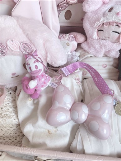 Let’s talk about harassment on trains in Japan…💭🥹 I think in my opinion the guy in the wrong, although I do feel that it is important to try and be aware of your surroundings and take up less space, it’s very obvious that his reaction was way too extreme and terrible to hit someone. .🥲💖🙏🏻 Also, some comments pointed out that you may actually be more compact when crossing your legs, so it feels like he was just trying to argue with this poor woman. However, I was happy to see that the other