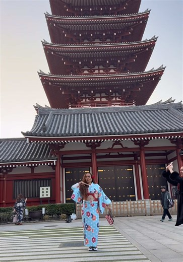 📍Senso-ji Temple - Tokyo’s oldest temple founded in 628 AD. Fun facts: The main hall and pagoda was destroyed in WWII and rebuilt as early as the 1950s. The Kaminarimon (Thunder Gate) is an iconic entrance with giant red lantern and statues of Wind (Fujin) and Thunder (Raijin) gods. The wafting incense smoke over yourself is believed to have healing effects. One of the world’s most visited religious sites, attracting over 30 million annually. #sensojitemple #tokyo #japantravel
