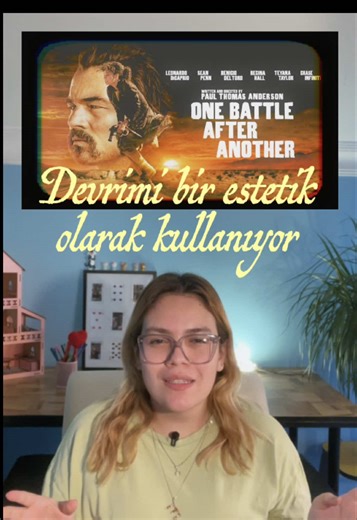 One Battle After Another!!! Oscar yolcusu olduğu için ünlü movie critic Elif Alpar olarak çok çok önemli yorumlarımı sizlerle paylaşmam gerekiyordu. İzlerken eğlendim mi eğlendim ama birazcık göz boyamak için yapılmış bir film gibiydi… Zaten içinde yaşadığımız distopyayı sinemaya yansıtmış (tam olmasa da). Biri Letterboxd’da “it’s like finding nemo if the dad was a stoner, alcoholic, and woke” demiş bayıldım bu yoruma. Sean Penn’in yürüyüşü filmde en sevdiğim şeydi. İlk izlemeye çalıştığımda 10 