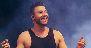 Murilo Huff inova e atua em clipe de novo single 'Praia'
