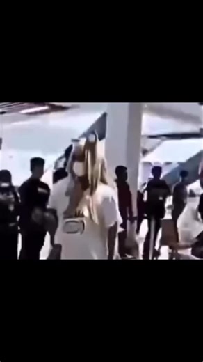 BigDih on Instagram: "日本利用壓電磁磚將腳步轉化為電能』這些瓷磚捕捉來自你腳步的動能。當你行走時，你的重量和動作會對瓷磚產生壓力。磁磚會輕微彎曲，從而產生機械應力。磁磚內部的壓電材料將這種應力轉化為電能。每一步都會產生少量電荷，而數台萬步結谷往起就能產生足夠的電力來驅動 LED燈、數位顯示器和感測器。在像澀谷車站這樣繁忙的地方，每天大約有240萬個腳步為此系統作出貢獻。這些電能可以被儲存或立即使用，從而減少對傳統電力來源的依賴，並支持可持續的城市基礎設施。這個方法將日常運動轉化為實用的可再生能源 ＃日本#知識＃事實＃你知道嗎# 推薦＃科技 #創"