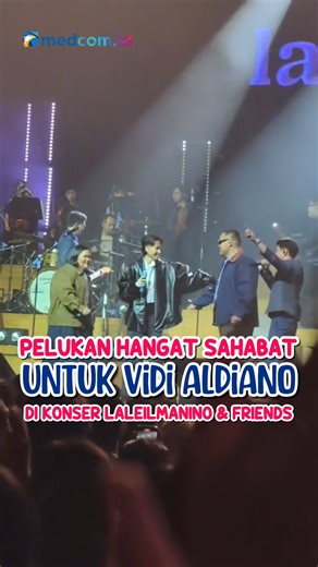 🥹🥹🥹 Momen emosional terjadi saat konser Laleilmanino & Friends: Live in Concert di Istora Senayan, Jakarta, pada Kamis, 30 Oktober 2025. Penyanyi Vidi Aldiano mendapatkan pelukan hangat penuh dukungan dari para sahabatnya di atas panggung. Walaupun tidak disampaikan secara jelas, tetapi ini bisa menjadi tanda bentuk semangat dari mereka untuk Vidi atas perjuangannya melawan penyakit kanker ginjal. #vidialdiano #konser #laleilmanino | Medcom ID