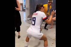 VIDEO | El sexy y atrevido baile de Alex Morgan en el vestuario tras ganar el Mundial