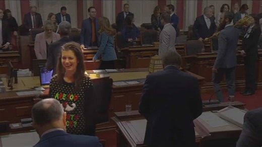«Ugly Christmas Sweater» à l’Assemblée nationale: le chandail de Noël porté par Geneviève Guilbault au salon Rouge ne fait pas l’unanimité