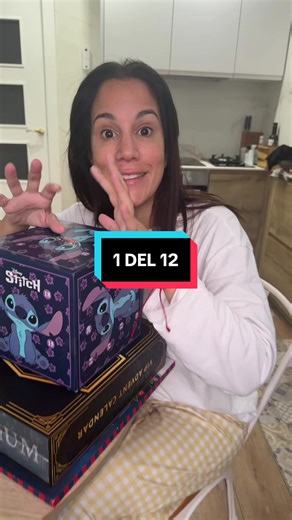 En casa somos de vivir la Navidad a lo grande. Nos encanta el ritual, la espera, la luz que tiene diciembre y esa emoción que se respira desde que abrimos los ojos el día 1. Y si hay algo que nos pierde, es el momento de abrir los calendarios de adviento. Esa mezcla de ilusión, sorpresa y tradición que nos reúne cada mañana y nos hace empezar el día con una sonrisa diferente. Quizá sea una tontería para algunos, pero para nosotros es una de esas pequeñas cosas que hacen que la Navidad tenga sent