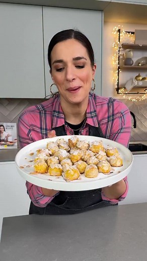 Anzeige | Luftig wolkige Marzipan Plätzchen | Die perfekte Eiweiß Resteverwertung! Die Plätzchen sind super schnell zubereitet - einfach alle Zutaten miteinander vermischen, portionieren, bestreichen, backen und fertig 😍 180°C O/U 12-15 Min. Rezept: 200 g Marzipan Rohmasse 2 Eiweiß 1 Prise Salz 1 TL Vanilleextrakt 80 g Puderzucker 100 g Mandeln (gemahlen) 100 g Mehl 1 Orange (Abrieb) 1 EL Amaretto Bestreichen: 1 Eigelb 20 g Mandeln (gehobelt) Was macht ihr mit übrig gebliebenen Zutaten wie z.B 