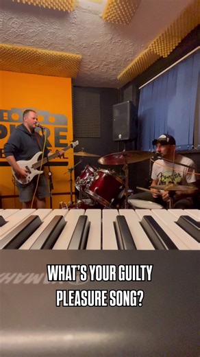 🎸 Quickfire questions while the music’s playing… 👀🔥 Ben caught up with Yannis mid-jam and put him on the spot👇 🎶 First song you ever learned to play 😅 Guilty-pleasure track (no judgement… maybe) 🎤 Pre-performance ritual 🎹 The instrument you wish you could play but haven’t learned yet Real musicians. Honest answers. Pure music. Stick around to hear what he says 👀🎧 👇 Drop a comment and tell us your guilty-pleasure song 👇 #musiclessons #bass #guitar #drums #southampton