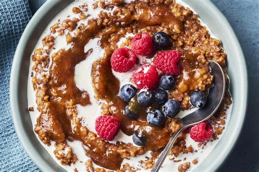 From Savory Bowls to Sweet Bakes, These Oatmeal Recipes Go Way Beyond the Basics