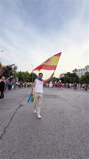 Orgullo Gay en Madrid España en 2025, manifestación del Orgullo. CSD Regenbogenparade fête des fiertés Orgullo Gay Pride Parade, boyfriend, gay travelling, gay travel, travelboy, gay man, gay friend, love, love gay, lovestory, ambiente, Chueca, Madrid, gays de Madrid, COGAM, Psoe, Podemos, izquierda, Barcelona, España, turismo, Pedro Sánchez, Yolanda Díaz, Rufián, amigos, novios, pareja gay, homo, bi, trans, lesbiana #gay #pride #loveislove #lgtb #gayami11lite